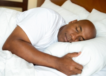 Man sleeping deeply thanks to sleep apnea therapy